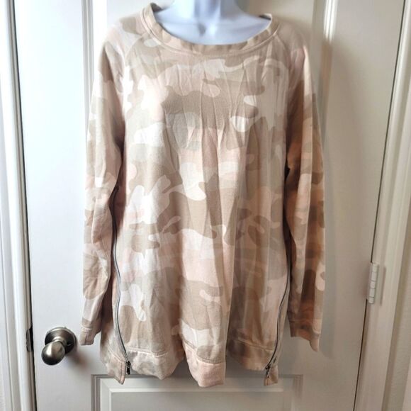 STELLA & DOT Camo Sweatshirt - Picture 1 of 9